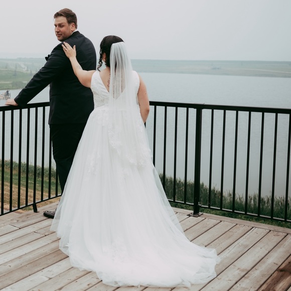 Wedding dress - David’s bridal - matching veil - princess heels - Picture 7 of 7